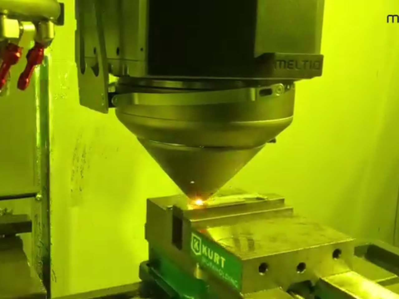 Meltio Engine CNC in actie, depositie op een Vertical Machining Center
