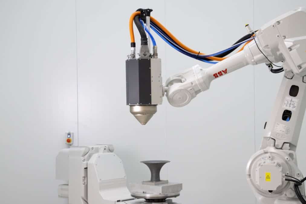 Meltio Robot Cell: printkop boven een geprint onderdeel op de 2-assige positioner