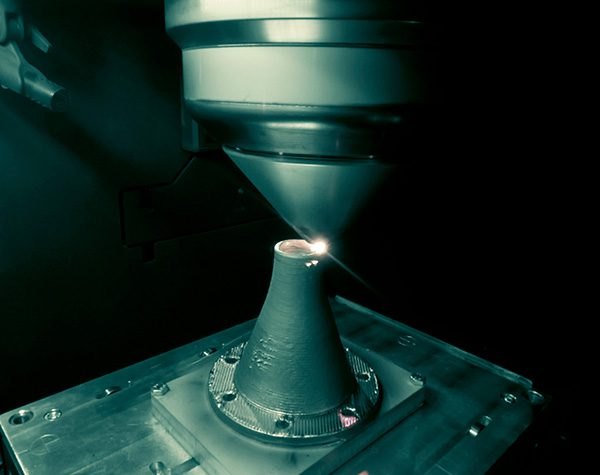 Meltio M600 print een conisch metalen onderdeel laag voor laag